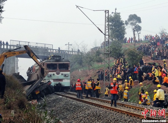 四川貨車沖出路面與火車相撞