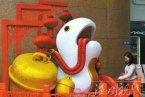 成都街頭出現小白蛇吉祥物 蛇年吉祥物太萌被指俗氣