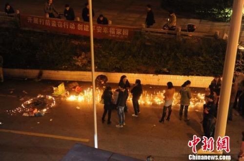 3月24日晚，長沙眾多市民來到“落井女孩”的事發地，點蠟燭為“落井女孩”祈禱平安。