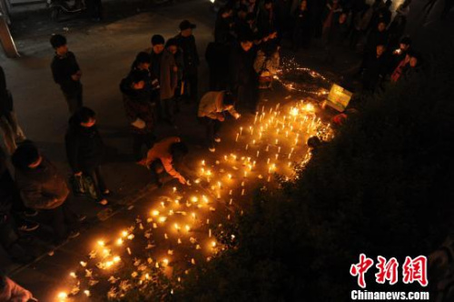 3月24日晚，長沙眾多市民來到“落井女孩”的事發地，點蠟燭為“落井女孩”祈禱平安。