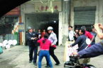 城管與小販的故事 小販和城管互換角色 這次是女小