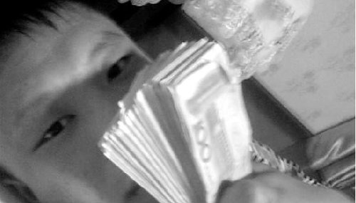 笨賊拿著搶來的一疊鈔票網(wǎng)上炫耀