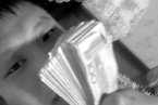笨賊拿著搶來的一疊鈔票網上炫耀 貴州籍搶包團伙義