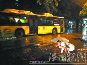 重慶暴雨 重慶28日暴雨導致路面積水交通堵塞