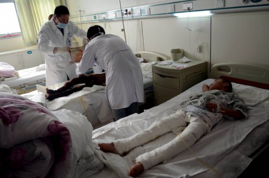 男童模仿灰太狼烤羊，把兩玩伴綁在樹上燒成重傷。