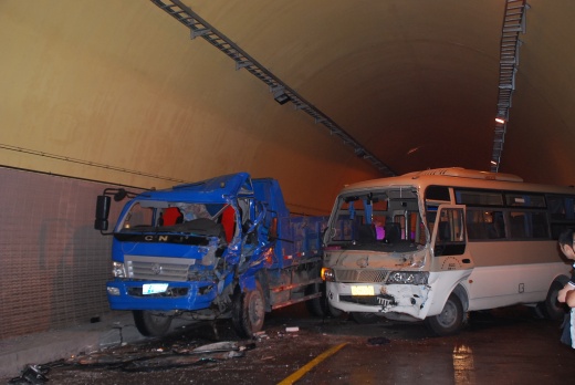 青田里陽(yáng)隧道車禍圖片