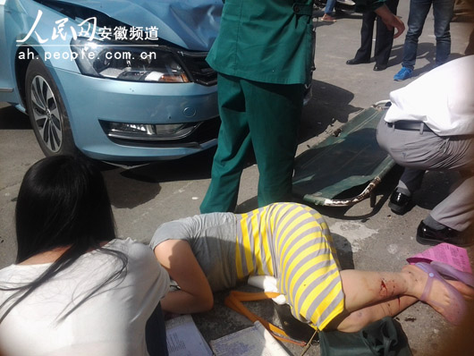 愛心送考車失控