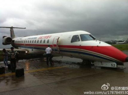上海虹橋機(jī)場(chǎng)東航MU2947飛機(jī)被大風(fēng)吹出跑道