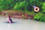 永嘉暴雨沙頭鎮(zhèn)九丈村223省道一輛小車沖進河流 女孩