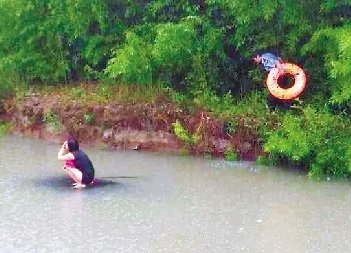 永嘉暴雨小車(chē)沖進(jìn)河流，女孩蹲車(chē)頂求救