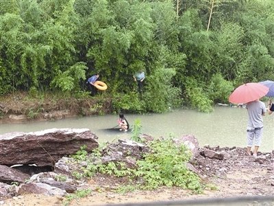永嘉暴雨小車(chē)沖進(jìn)河流，女孩蹲車(chē)頂求救