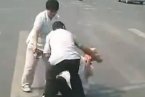 濟南中年男女當(dāng)街毆打老人 白發(fā)老太是七旬還是八旬