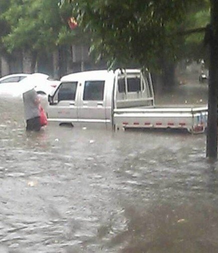 6月7日河北定州下暴雨，一名高考女生跌入排水道遇難
