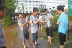 四川暴雨魚兒游上公路 停車撿魚成四川達(dá)州風(fēng)景