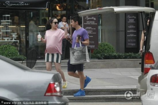 霍思燕挺大肚逛街,霍思燕男友杜江跟隨保護(hù)。