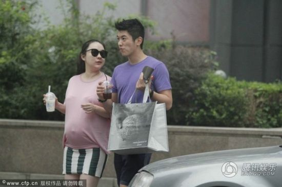 霍思燕挺大肚逛街,霍思燕男友杜江跟隨保護(hù)。