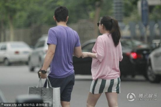 霍思燕挺大肚逛街,霍思燕男友杜江跟隨保護(hù)。