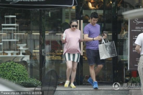 霍思燕挺大肚逛街,霍思燕男友杜江跟隨保護(hù)。