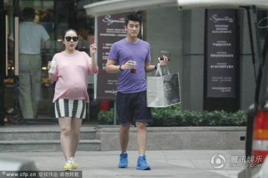 霍思燕挺大肚逛街,霍思燕男友杜江跟隨保護(hù)。