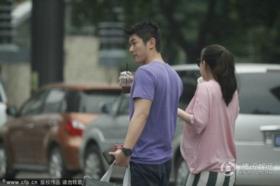 霍思燕挺大肚逛街,霍思燕男友杜江跟隨保護(hù)。