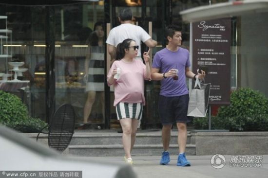 霍思燕挺大肚逛街,霍思燕男友杜江跟隨保護(hù)。