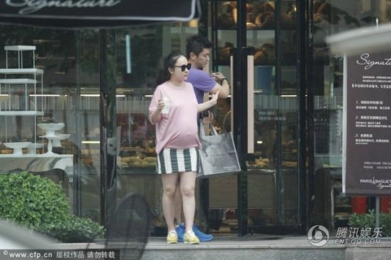 霍思燕挺大肚逛街,霍思燕男友杜江跟隨保護(hù)。