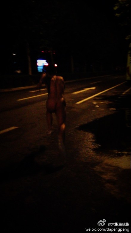 大鵬為兌現(xiàn)諾言上街裸奔