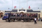 伊春機場擺渡車 道路積水用貨車為乘客“擺渡”