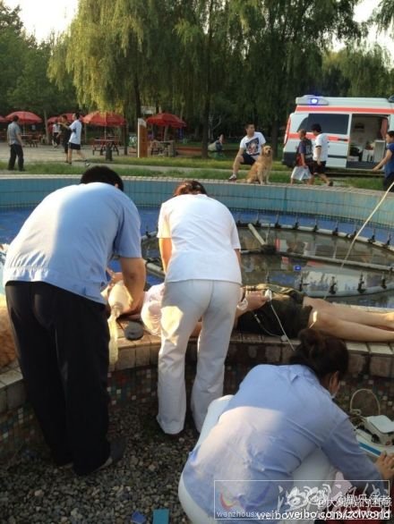 酷迪樂(lè)園急救人員對(duì)男子進(jìn)行搶救