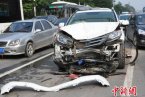 保定市區交叉路口發生車禍 越野車追尾轎車致多車發