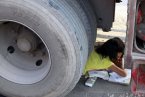 安陽車禍堅強(qiáng)女孩 上學(xué)遭遇車禍女孩被卷車輪下