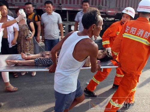被卷入車輪的女孩被救出