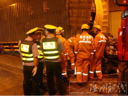 溫州消防隊在營救被困司機(jī)