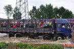 機場擺渡車圖片 黑龍江伊春機場用卡車作擺渡車接送