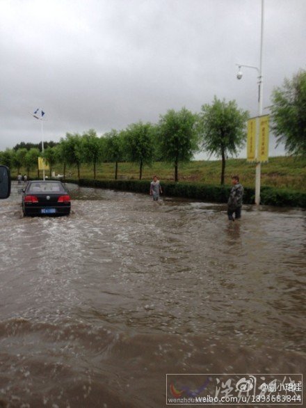 佳木斯降雨使道路出現(xiàn)積水阻礙交通