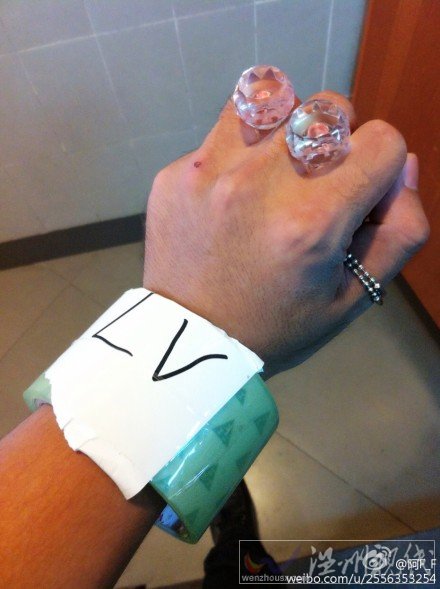 炫富作品亮瞎眼不要放棄治療啊 微博炫富大賽你參加了嗎