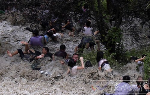 海寧鹽倉(cāng)回頭潮打翻游客 22日錢塘江大潮沖毀護(hù)欄打翻游客