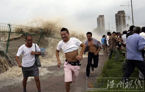 海寧鹽倉(cāng)回頭潮打翻游客 22日錢塘江大潮沖毀護(hù)欄打翻游客