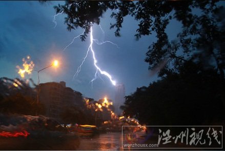 福州閃電圖片 26日傍晚閃電不斷榕城兩小時(shí)打302次雷