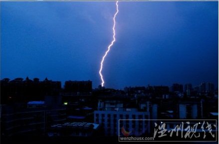 福州閃電圖片 26日傍晚閃電不斷榕城兩小時(shí)打302次雷