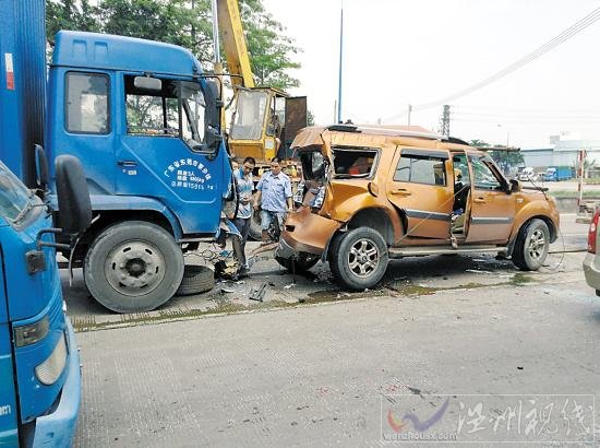 南海樵金路與羅行路口車禍現(xiàn)場圖片