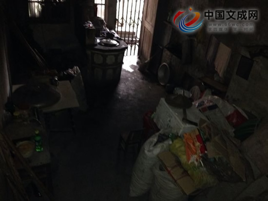 老人用餐的地下室已經(jīng)被斷電三個月