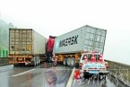 母女看車禍遇難 一對母女在高速上下車看車禍被撞身