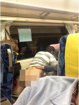 臺(tái)灣情侶列車上夸張親熱(圖)