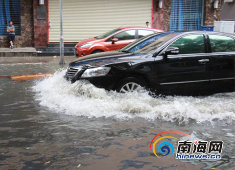 海口7日暴雨來襲 義龍路段積水嚴重沒過膝蓋