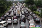 海南中秋節(jié)遇暴雨 道路擁堵菜價上漲