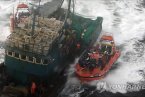 韓國海警攔截中國漁船 涉嫌非法捕撈的漁民和韓國海