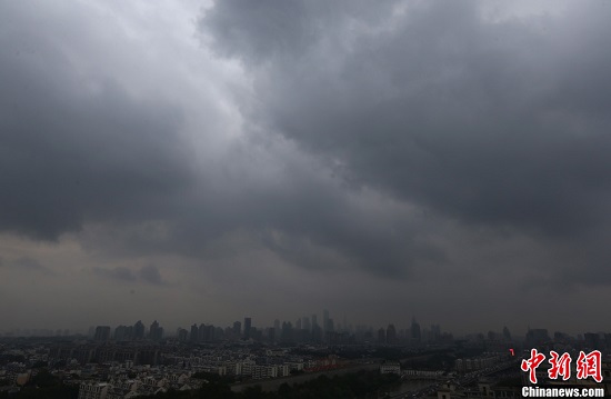 受臺風菲特影響 南京上空烏云密布