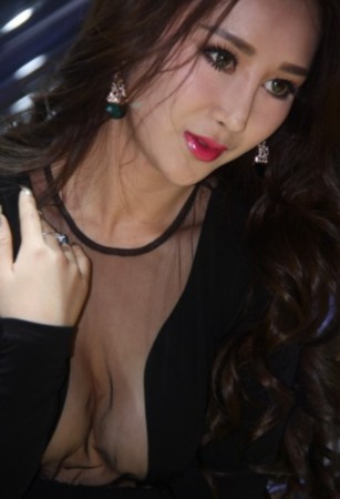 鄒晶晶車展真空上陣