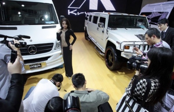 鄒晶晶車展真空上陣